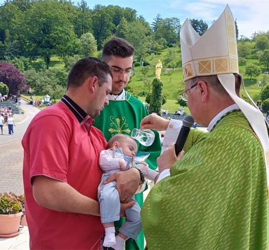Tijekom lipnja kršteno trinaestero djece u mnogobrojnim obiteljima